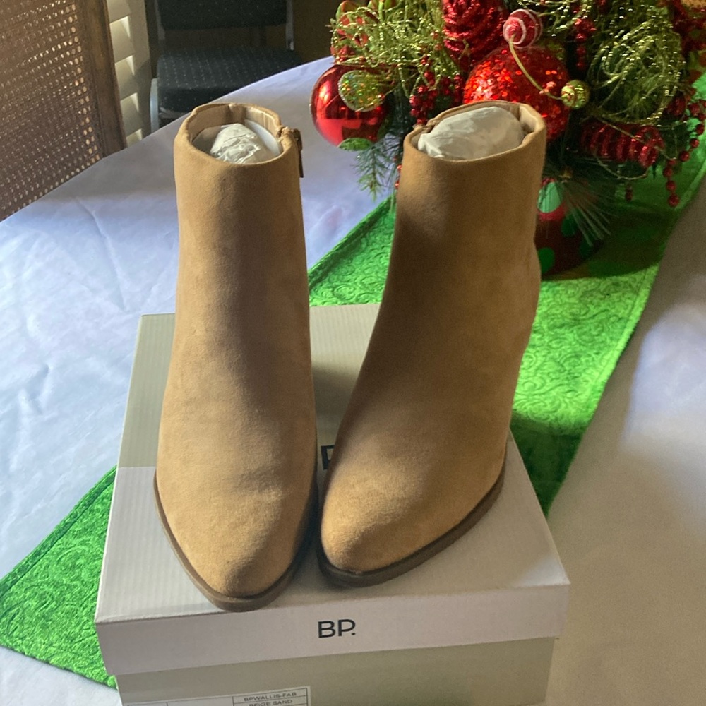 New cowgirl Booties by BP size 9 Tan